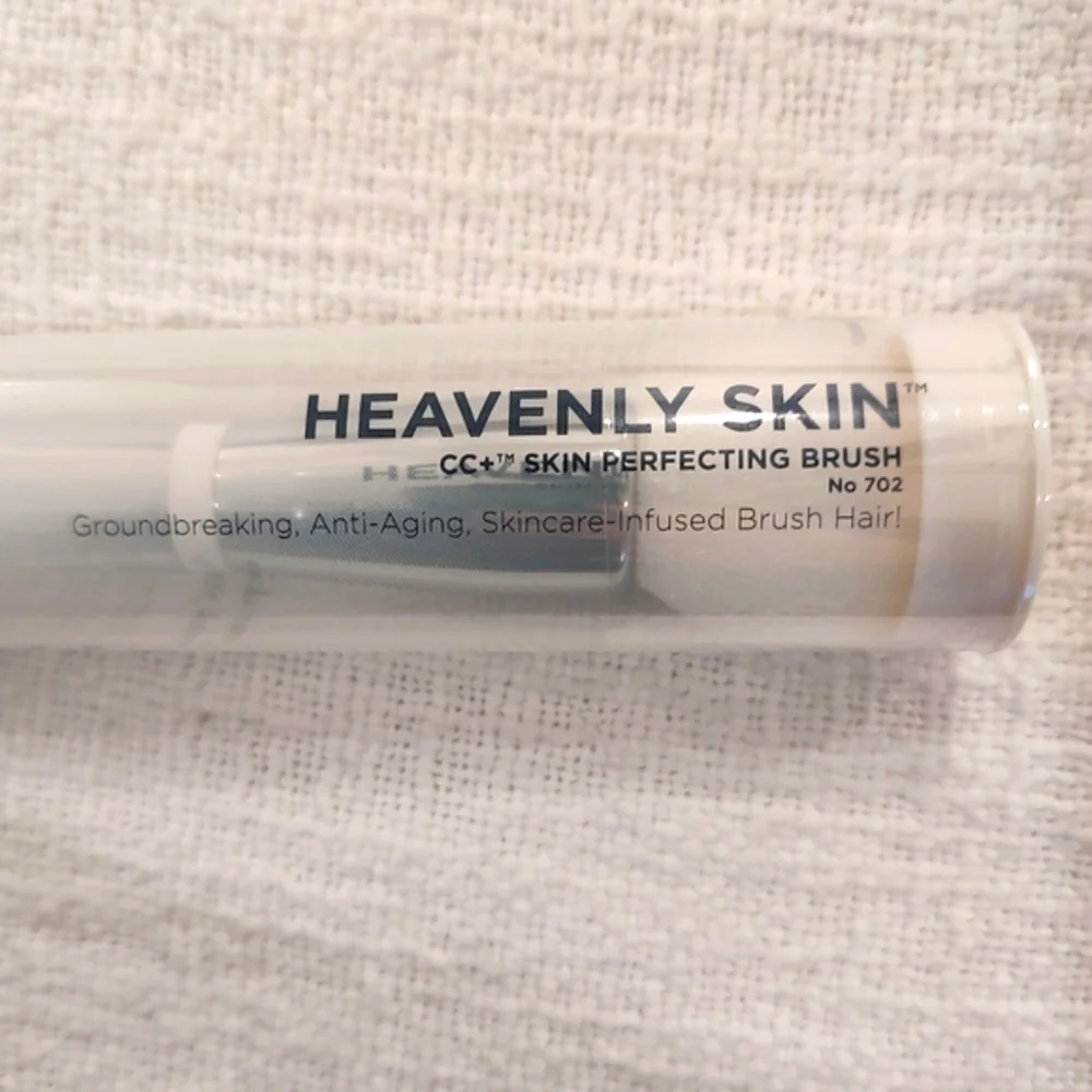 IT Cosmetics CC+ Skin Perfecting Brush 702 NEW